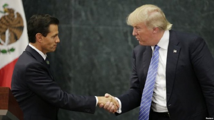  Ngày 31-8, Donald Trump có chuy¿n thm chÛp nhoáng ¿n Mexico theo lÝi mÝi cça TÕng thÑng Mexico Enrique Peña Nieto (£nh). R¥t nhiÁu ng°Ýi dân Mexico ã xuÑng °Ýng biÃu tình ph£n Ñi cuÙc vi¿ng thm. Lúc trß vÁ, Trump nói Mexico s½ chi tr£ viÇc xây béc t°Ýng. MÙt tu§n sau, ngày 6-9, ông Nieto ã ch¥p nh­n ¡n të chéc cça BÙ tr°ßng Tài chính Luis Videgaray, ây là nhân v­t °ãc cho là có liên quan viÇc s¯p x¿p Ã Trump vi¿ng thm n°Ûc này.