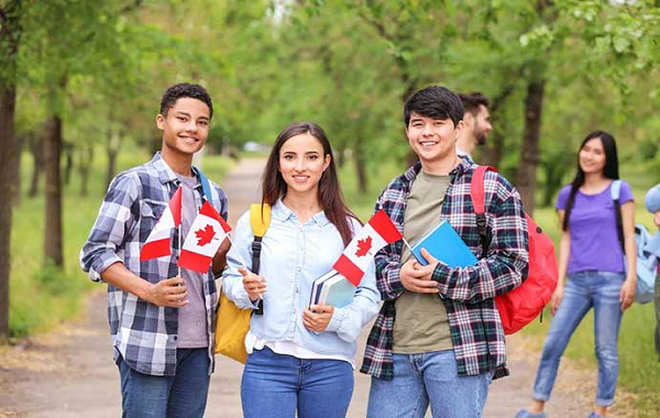 Hệ thống giáo dục Canada gồm trường công lập và tư thục từ mẫu giáo tới cao đẳng