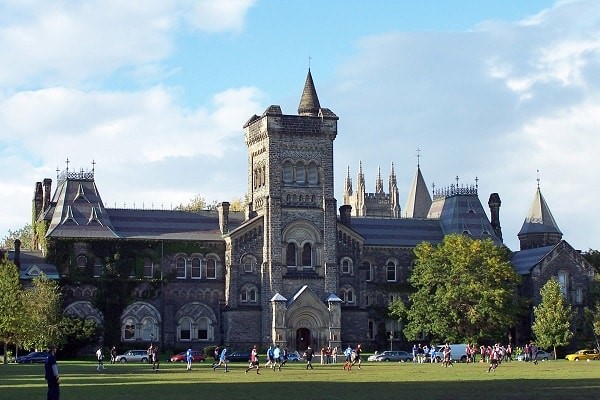 Đại học Toronto đứng đầu trong danh sách top 10 trường đại học tốt nhất của Canada