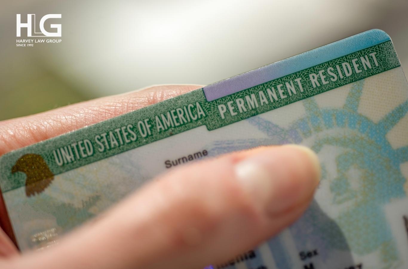 Thẻ xanh Mỹ là giấy tờ pháp lý cho phép người nước ngoài sống và làm việc lâu dài tại Hoa Kỳ